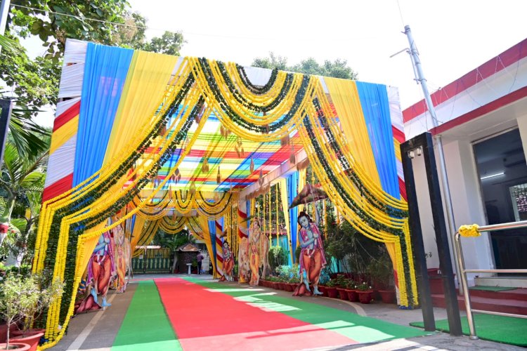 CG NEWS : देवारी तिहार व गोवर्धन पूजा के लिए CM निवास सज-धज के तैयार…. LIVE देखे कार्यक्रम… धान की बालियों को सुंदर डिजाइन मे बनाया…. गेंदा फूल से सजाया गया पुरा परिसर…। चमन बहार
