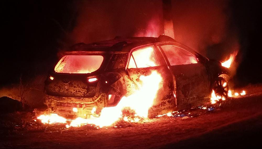 CG- दर्दनाक :  तेज रफ्तार कार पेड़ से टकराई….फिर आग लगी …कार मे सवार लोग बाहर नही निकल पाये….2 लोगों कार मे जलकर मौत…। चमन बहार