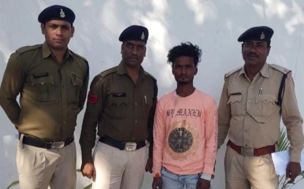 शिवरीनारायण : शिवरीनारायण मेला में पुलिस ने चोर को पकड़ा… आरोपी युवक के कब्जे से 3 मोबाइल और 8400 रुपए जप्त…। चमन बहार
