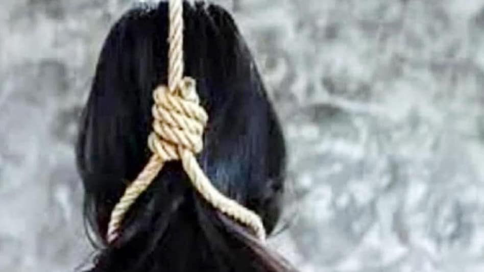 CG: पेड़ से लटकती मिली युवती की लाश…इलाके में फैली सनसनी…हत्या या आत्महत्या ?… शिवरीनारायण थाना का मामला…। चमन बहार